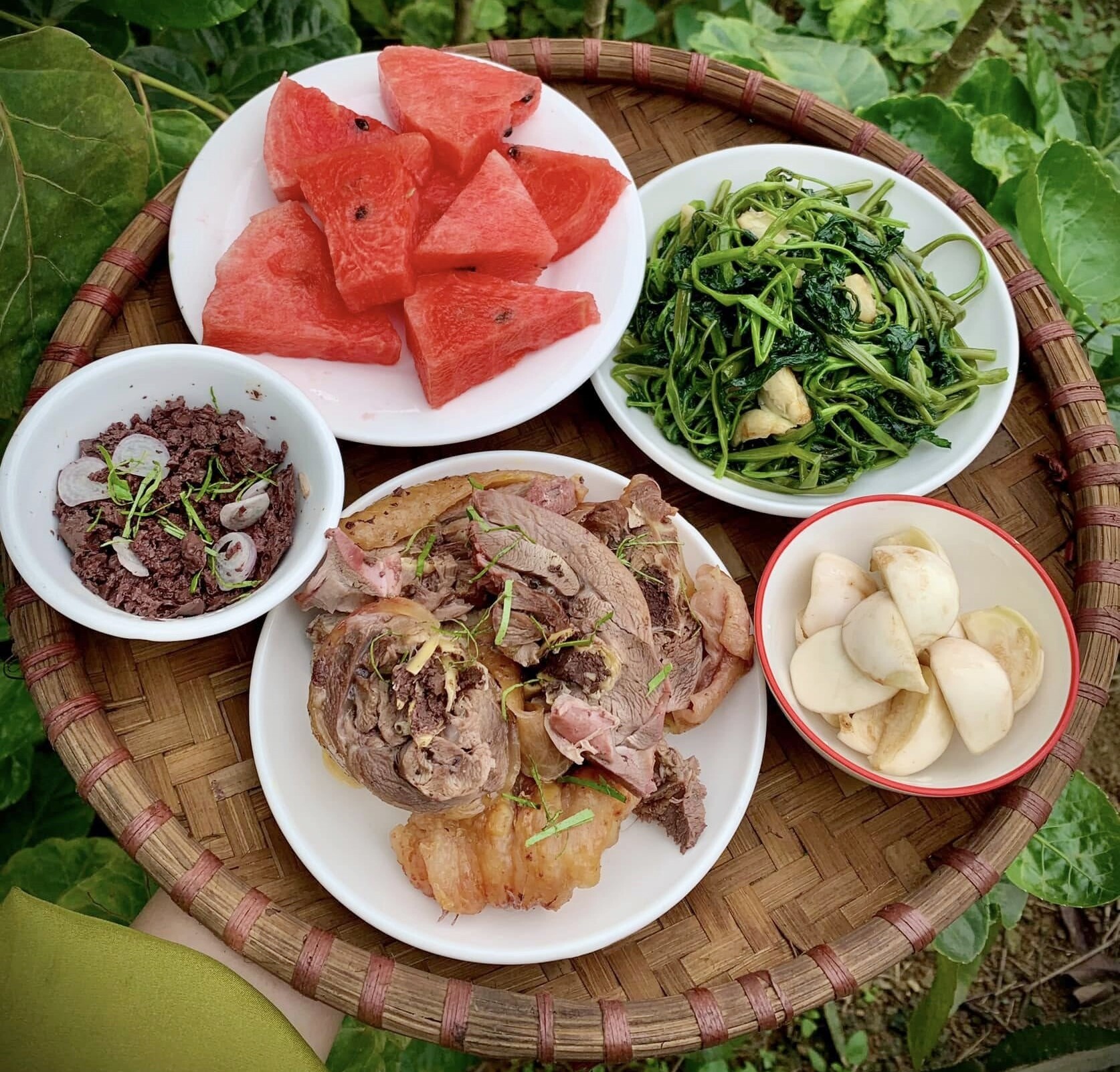 9X cứ cuối tuần là về nấu cơm cho bố mẹ, nhìn bữa ăn mùa hè đơn giản mà thèm chảy nước miếng - 9