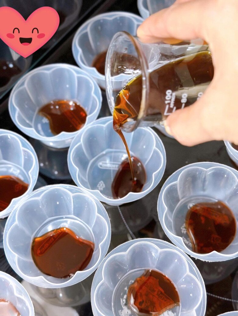 Nhiều năm làm flan caramel giờ mới biết, cần phải làm điều này bánh mới không bị rỗ, nhiều người làm sai nên không ngon - 4