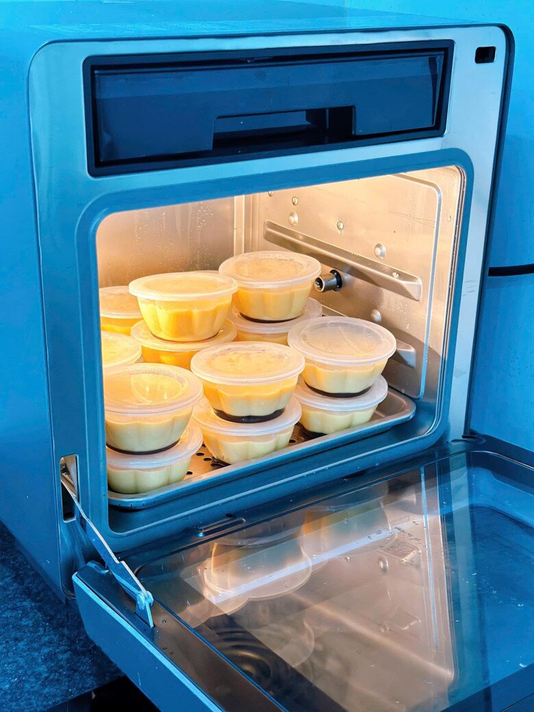 Nhiều năm làm flan caramel giờ mới biết, cần phải làm điều này bánh mới không bị rỗ, nhiều người làm sai nên không ngon - 6