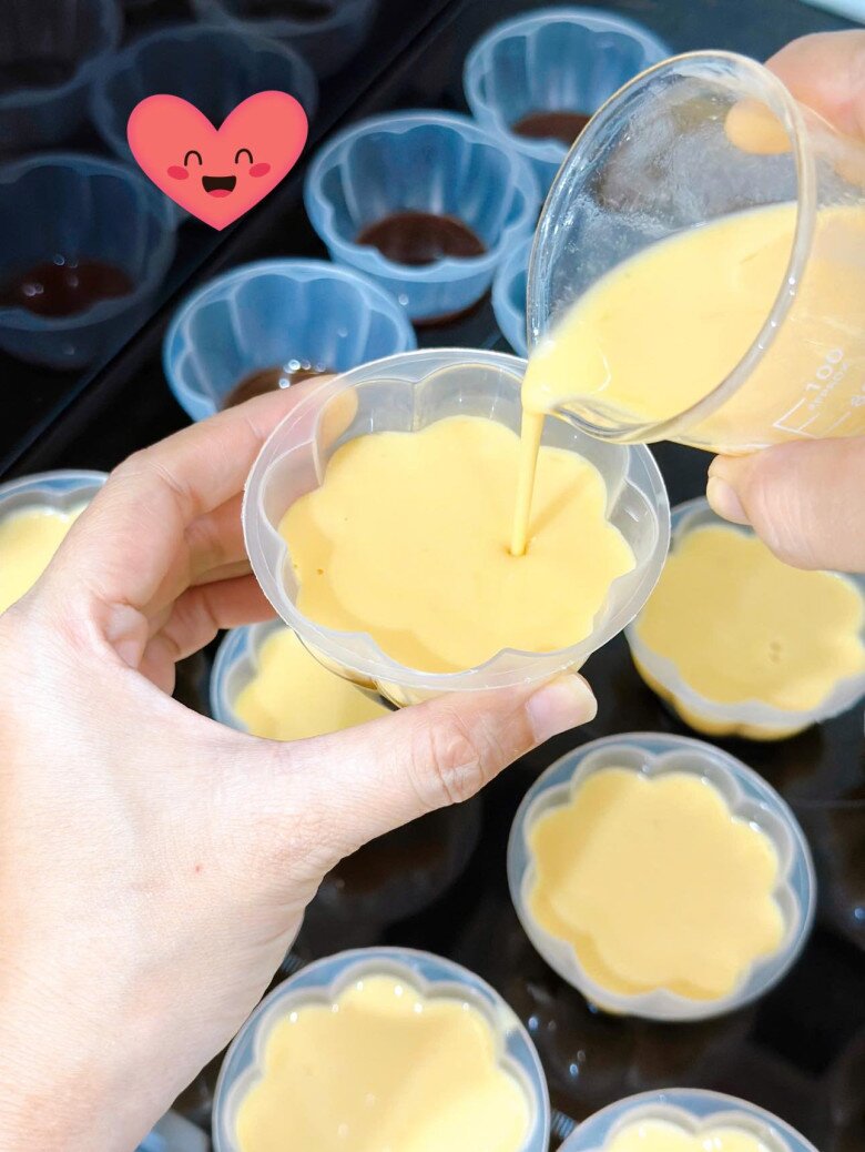 Nhiều năm làm flan caramel giờ mới biết, cần phải làm điều này bánh mới không bị rỗ, nhiều người làm sai nên không ngon - 5