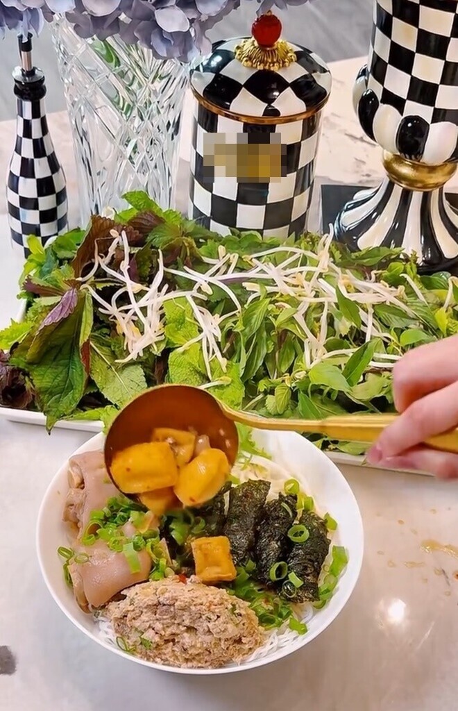 Hoa hậu lồng lộn lên đồ trăm triệu vào bếp nấu nồi bún riêu 1 triệu, bị bình luận &#34;tội gì phải khổ&#34; - 15