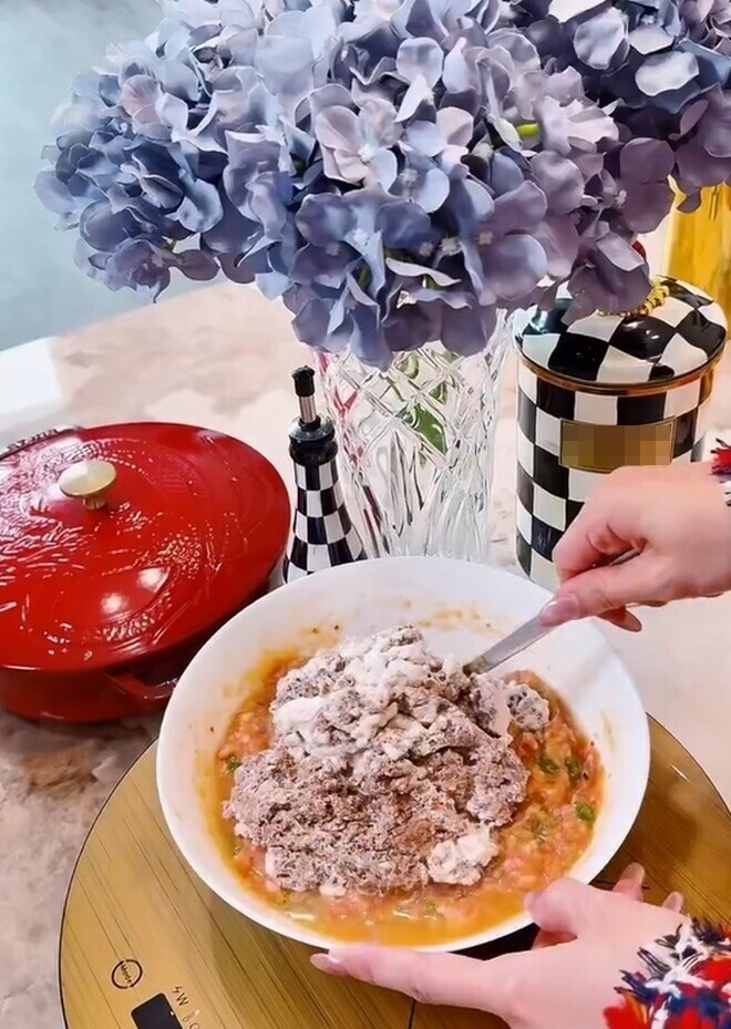 Hoa hậu lồng lộn lên đồ trăm triệu vào bếp nấu nồi bún riêu 1 triệu, bị bình luận &#34;tội gì phải khổ&#34; - 3
