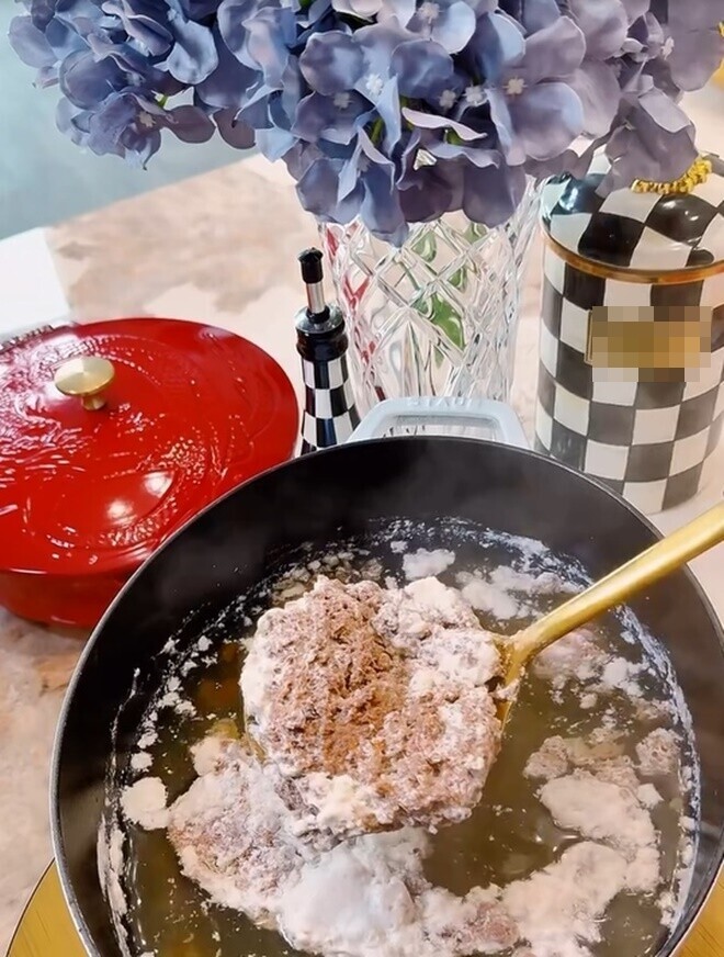 Hoa hậu lồng lộn lên đồ trăm triệu vào bếp nấu nồi bún riêu 1 triệu, bị bình luận &#34;tội gì phải khổ&#34; - 4