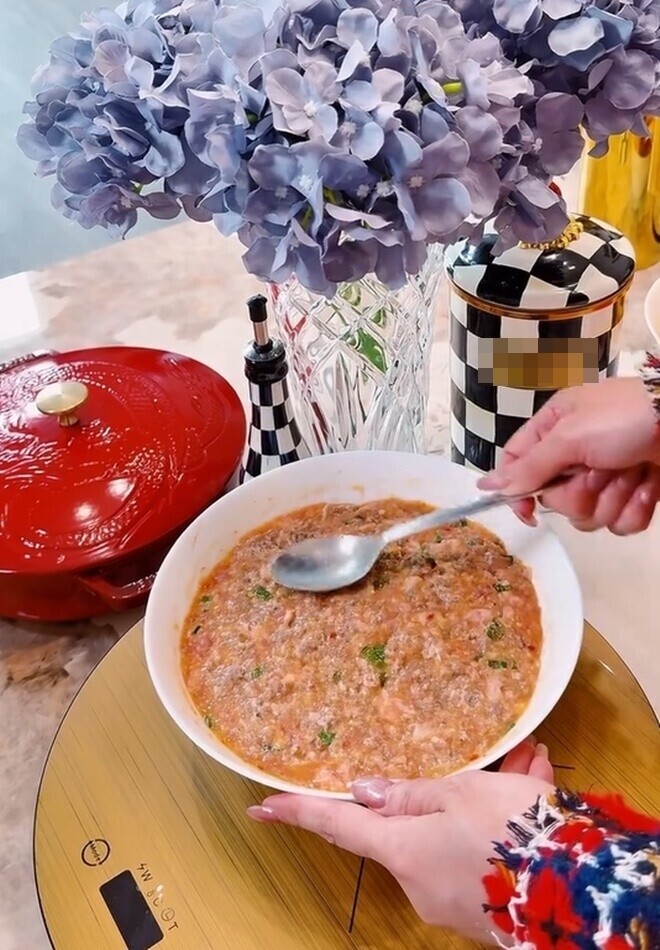 Hoa hậu lồng lộn lên đồ trăm triệu vào bếp nấu nồi bún riêu 1 triệu, bị bình luận &#34;tội gì phải khổ&#34; - 5