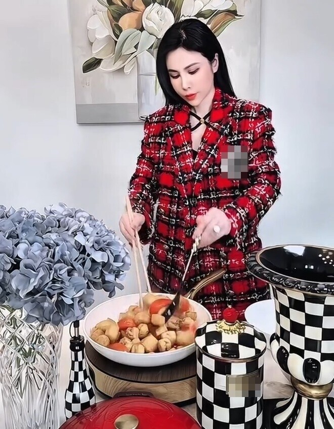 Hoa hậu lồng lộn lên đồ trăm triệu vào bếp nấu nồi bún riêu 1 triệu, bị bình luận &#34;tội gì phải khổ&#34; - 11