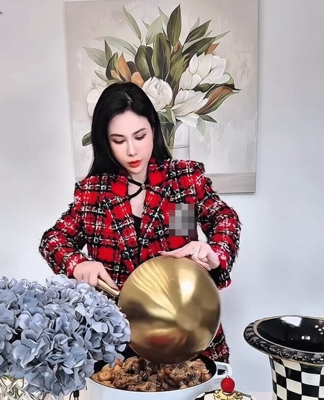 Hoa hậu lồng lộn lên đồ trăm triệu vào bếp nấu nồi bún riêu 1 triệu, bị bình luận &#34;tội gì phải khổ&#34; - 12