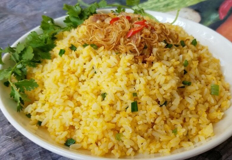 Làm cơm rang trứng đừng cho ngay vào chảo, thêm bước này mới chuẩn, hạt nào cũng vàng ươm căng bóng, săn chắc - 1