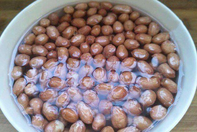 Làm lạc rang muối đừng cho ngay vào chảo, thêm 1 bước và 1 nguyên liệu, để cả tuần vẫn giòn bùi thơm nức - 2