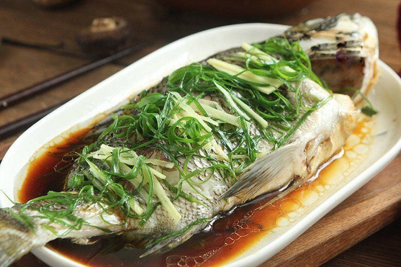 Loại cá bình dân ít xương nhiều thịt, không là đặc sản nhưng được ưa chuộng, giá dao động 60.000 đồng/kg, đem hấp cực ngon - 1