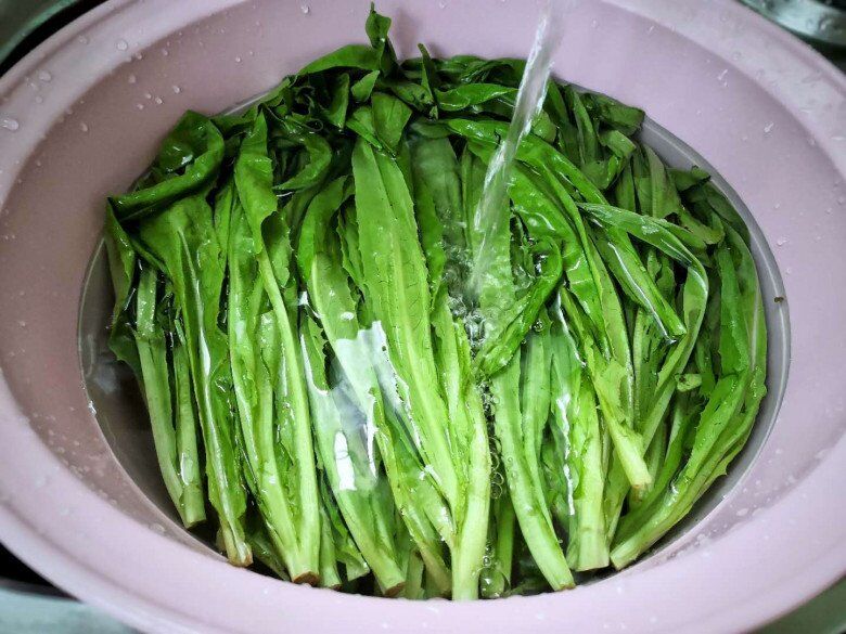 Loại rau có canxi gấp 36 lần canh xương hầm, xưa chẳng ai để ý giờ nhiều người ưa chuộng, 35.000 đồng/kg, xào tỏi cực ngon - 2