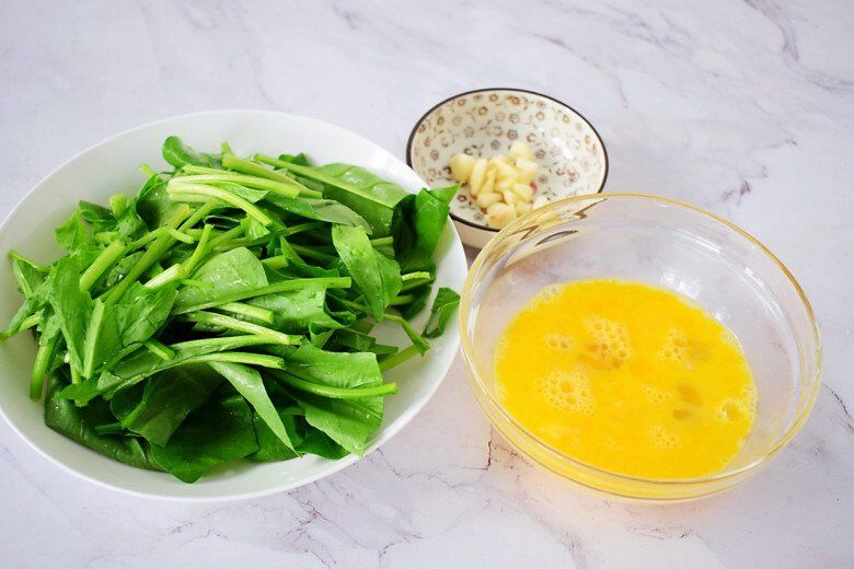 Loại rau vitamin K gấp 60 lần trứng vịt, bổ từ thân đến lá, đem xào trứng thôi đã ngon rồi - 1