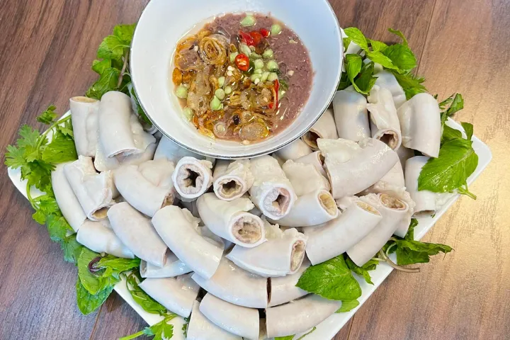 Luộc lòng lợn chỉ cần cho 1 loại gia vị này đảm bảo lòng trắng phau, giòn sần sật, mùa hè tha hồ nhậu lai rai - 1
