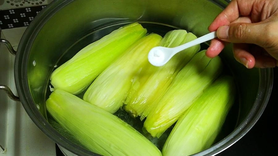 Luộc ngô không cần cho đường, thêm thứ này ngô càng mềm ngọt nhưng cực ít người biết - 3