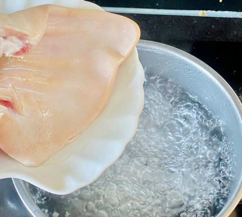 Luộc tai lợn nhiều năm giờ mới biết, tai phải ngâm vào thứ nước này mới trắng giòn không thâm xỉn - 2