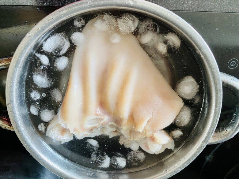 Luộc tai lợn nhiều năm giờ mới biết, tai phải ngâm vào thứ nước này mới trắng giòn không thâm xỉn - 3