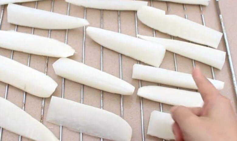 Mẹ chồng hoảng hốt khi thấy con dâu nhét củ cải vào thùng gạo, nhưng vài ngày sau thì phải khen nức nở! - 4
