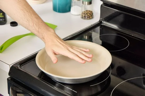 Nhiều năm rán đậu giờ mới biết, cho thêm thìa này vào sẽ không bắn dầu, đậu giòn hơn, nhiều người làm sai nên kém ngon - 3