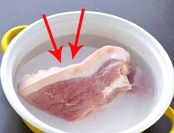 Rã đông thịt lợn đừng cho vào ngâm nước, làm 2 cách này hiệu quả cực nhanh mà thịt vẫn luôn tươi mới - 1
