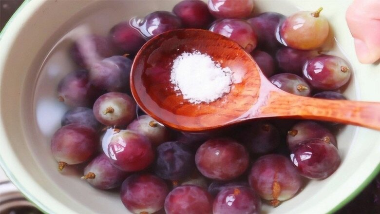 Rửa nho chỉ với nước không chẳng khác gì ăn trứng côn trùng, thêm thứ này quả nào cũng sạch, ăn cả vỏ cũng chẳng lo - 3