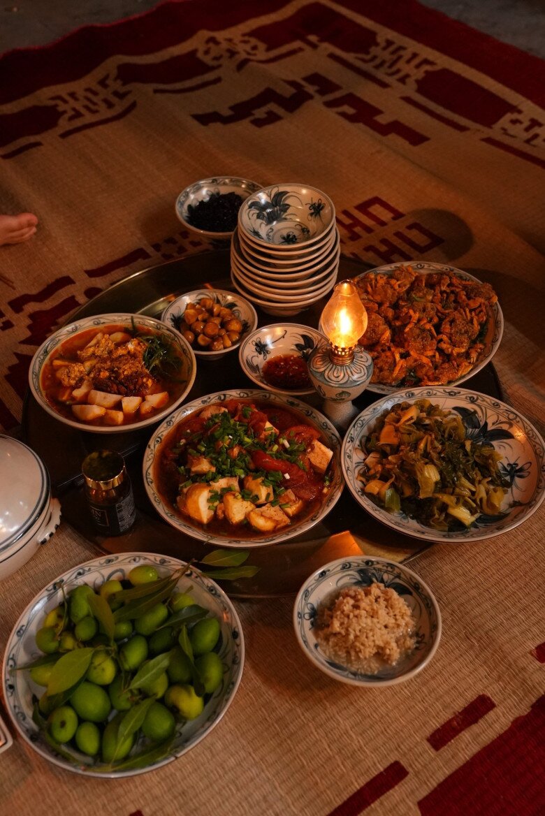 Á hậu Việt giàu có cho cả nhà ăn cơm dưới đèn dầu toàn món dân dã, mẹ ruột thốt lên một câu - 2