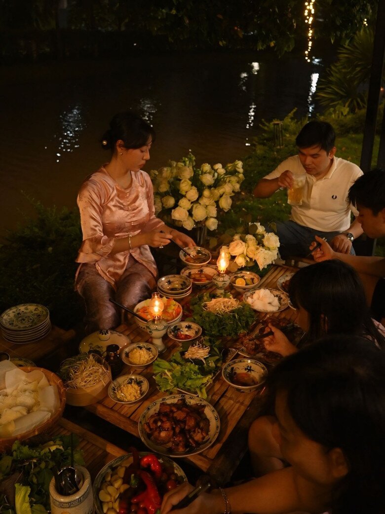 Á hậu Việt giàu có cho cả nhà ăn cơm dưới đèn dầu toàn món dân dã, mẹ ruột thốt lên một câu - 4