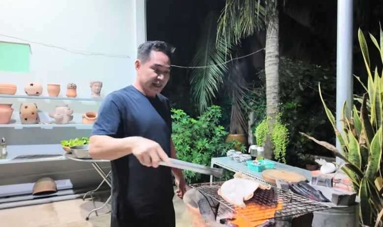Bữa ăn thơm nức của diễn viên 52 tuổi chưa vợ - Trung Dũng và mẹ ruột ở căn nhà bình dị - 4