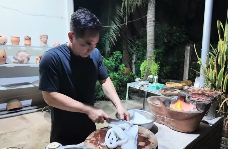 Bữa ăn thơm nức của diễn viên 52 tuổi chưa vợ - Trung Dũng và mẹ ruột ở căn nhà bình dị - 3
