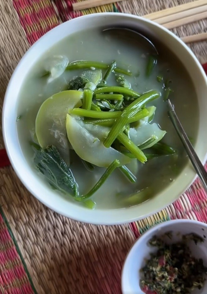 Bữa cơm tiếp khách dân dã nhà &#34;Hoa hậu nghèo nhất Việt Nam&#34;, có món canh với cách nấu khác lạ - 3