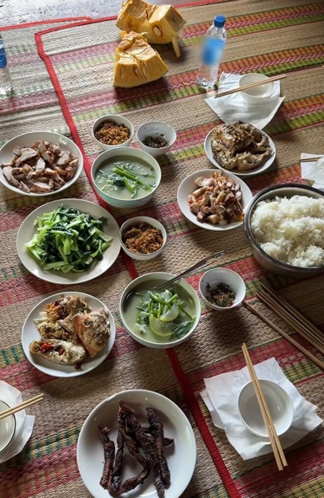 Bữa cơm tiếp khách dân dã nhà &#34;Hoa hậu nghèo nhất Việt Nam&#34;, có món canh với cách nấu khác lạ - 9