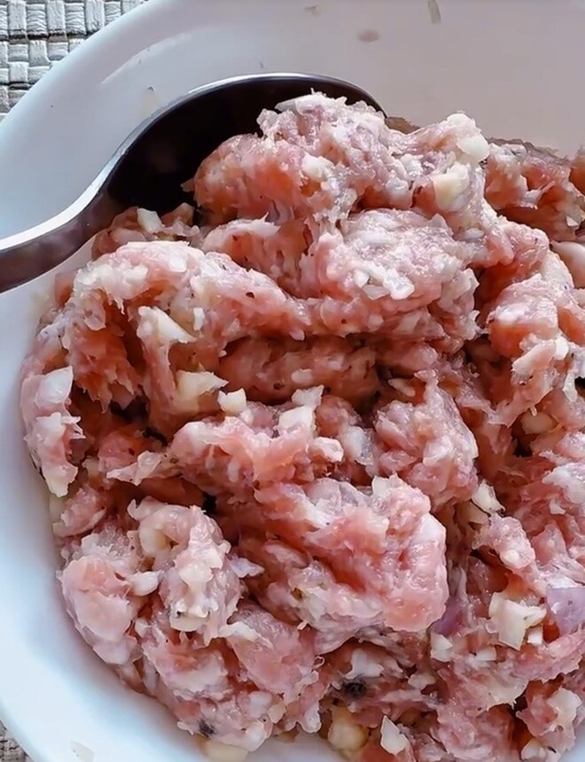 Hoa hậu lồng lộn lên đồ trăm triệu vào bếp nấu nồi bún riêu 1 triệu, bị bình luận &#34;tội gì phải khổ&#34; - 10