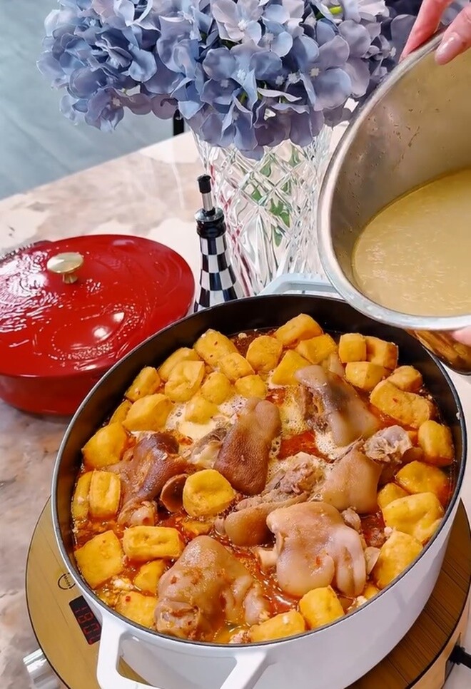 Hoa hậu lồng lộn lên đồ trăm triệu vào bếp nấu nồi bún riêu 1 triệu, bị bình luận &#34;tội gì phải khổ&#34; - 13