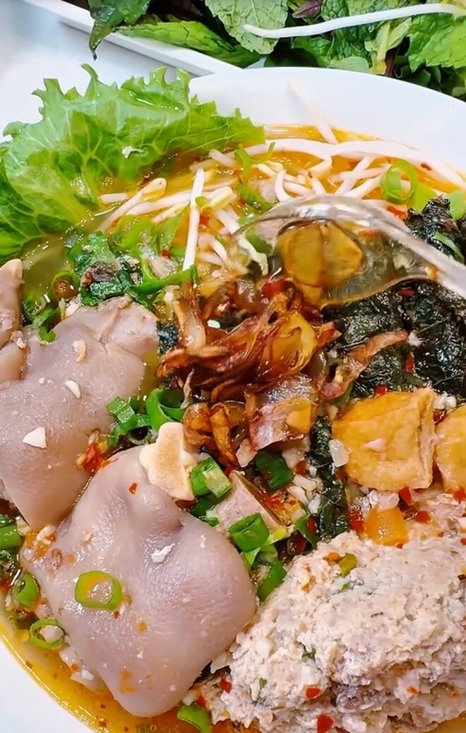 Hoa hậu lồng lộn lên đồ trăm triệu vào bếp nấu nồi bún riêu 1 triệu, bị bình luận &#34;tội gì phải khổ&#34; - 16