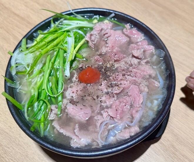 Kiều Minh Tuấn về nhà lúc 5h sáng nhưng quên chìa khóa, mẹ và em út ngủ dậy thấy món ăn ấm lòng - 1