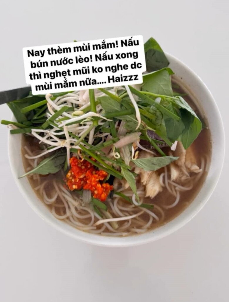 Kiều Minh Tuấn về nhà lúc 5h sáng nhưng quên chìa khóa, mẹ và em út ngủ dậy thấy món ăn ấm lòng - 3