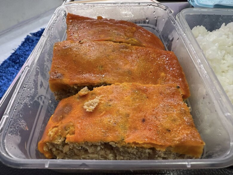 Mẹ Phương Mỹ Chi làm cơm cho con mang đến phim trường, Trấn Thành xuýt xoa: &#34;Nách giật 45 độ!&#34; - 3