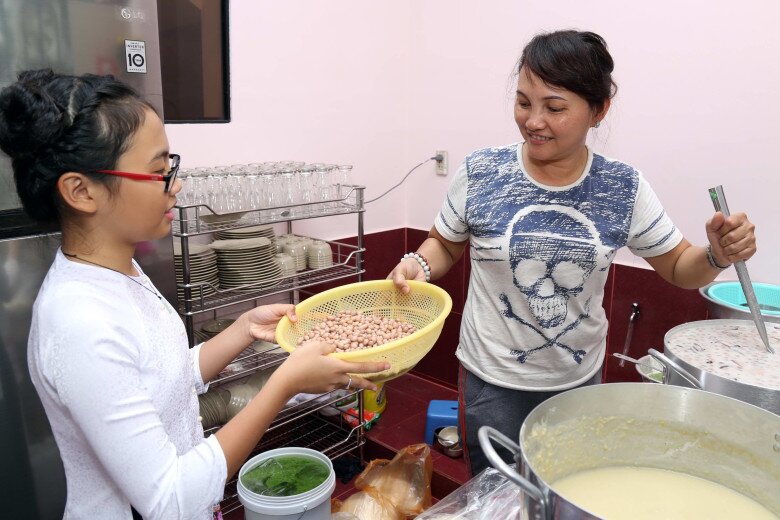Mẹ Phương Mỹ Chi làm cơm cho con mang đến phim trường, Trấn Thành xuýt xoa: &#34;Nách giật 45 độ!&#34; - 7