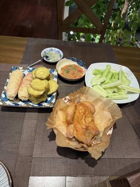 Nữ ca sĩ ở nhà hàng chục tỷ khoe bữa &#34;chill&#34; trên sân thượng, có món mận ngon ứa nước miếng - 8