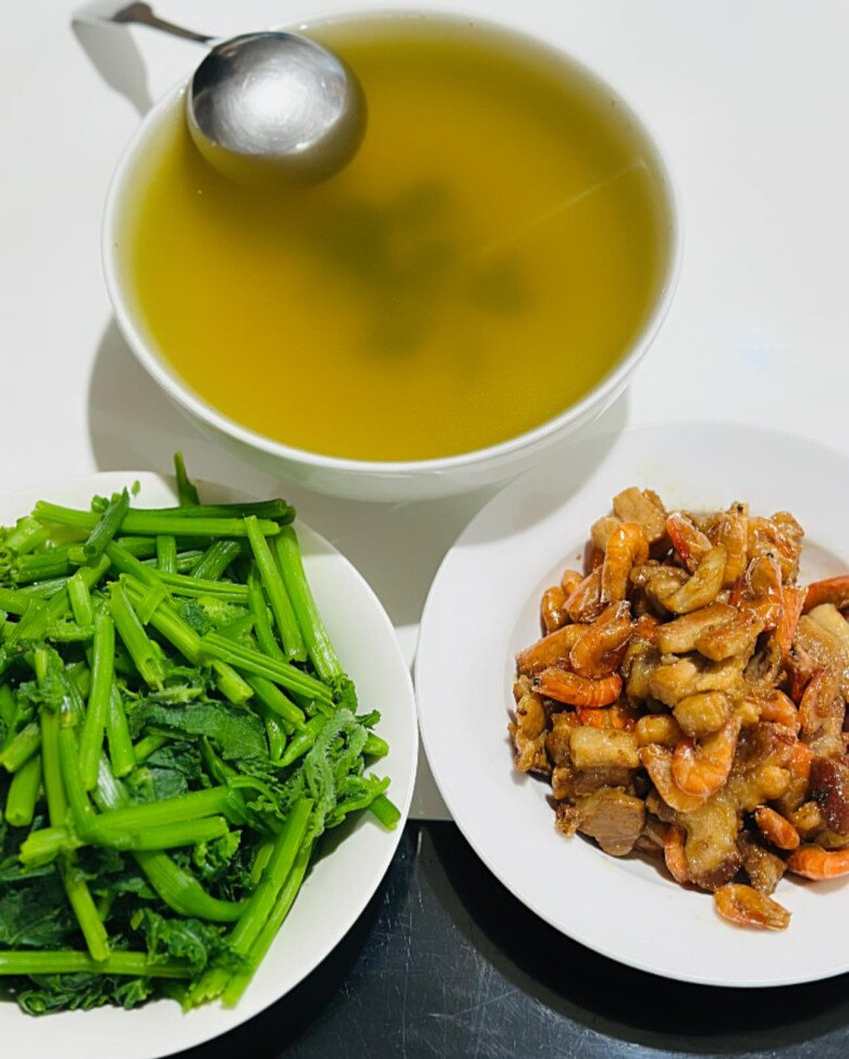 Siêu mẫu 3 con khẳng định &#34;thắng đời nhiều số 0&#34; khi khoe cơm chồng nấu, chỉ hơn 100k cho 5 người vẫn đầy ắp - 6