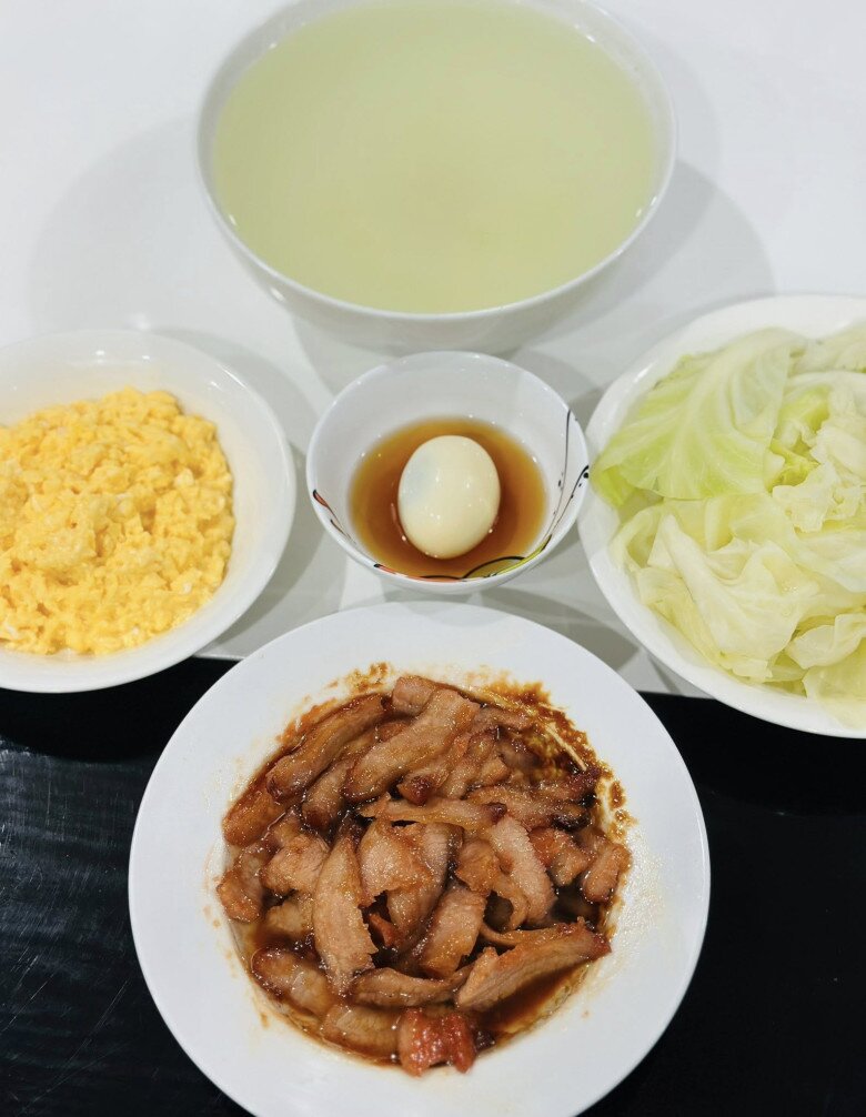 Siêu mẫu 3 con khẳng định &#34;thắng đời nhiều số 0&#34; khi khoe cơm chồng nấu, chỉ hơn 100k cho 5 người vẫn đầy ắp - 5