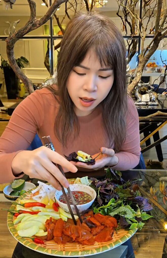 Vợ Mạnh Trường vừa cắn ớt vừa ăn món đặc sản &#34;đỉnh của chóp&#34;, nam diễn viên trêu loài vật này sắp &#34;tuyệt chủng&#34; - 3