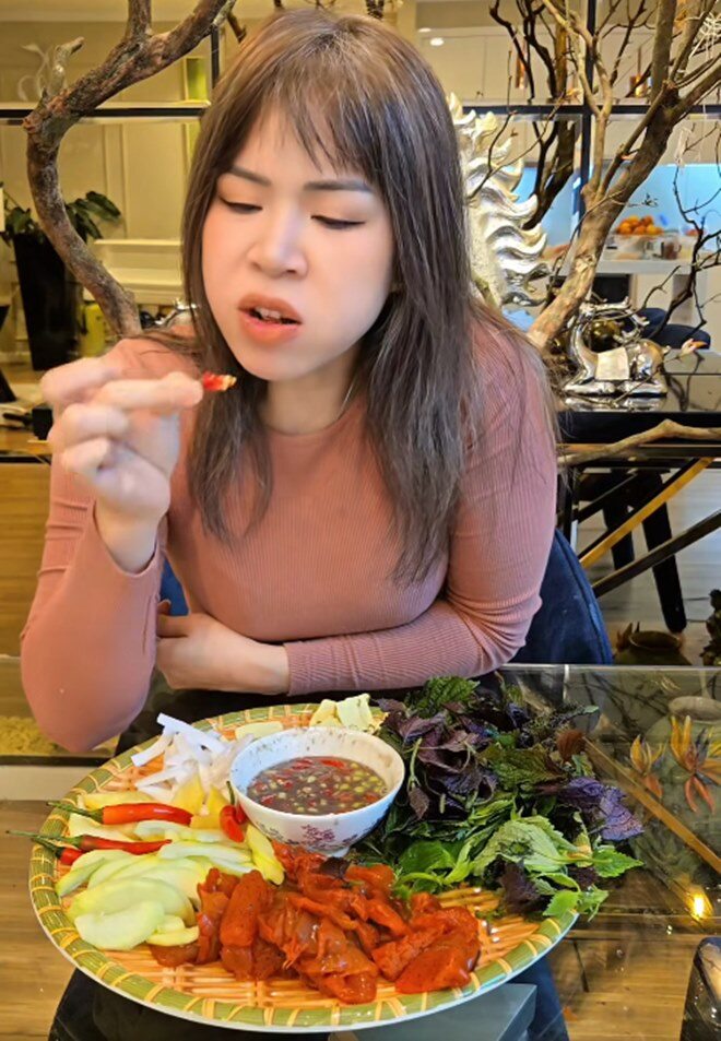 Vợ Mạnh Trường vừa cắn ớt vừa ăn món đặc sản &#34;đỉnh của chóp&#34;, nam diễn viên trêu loài vật này sắp &#34;tuyệt chủng&#34; - 2