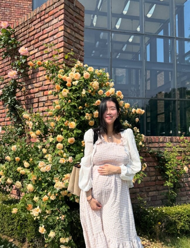 Nữ ca sĩ phải cấp cứu vì sốc thuốc khi đang bầu song thai, hình ảnh ghi lại trong phòng bệnh khiến nhiều người xót xa - 4