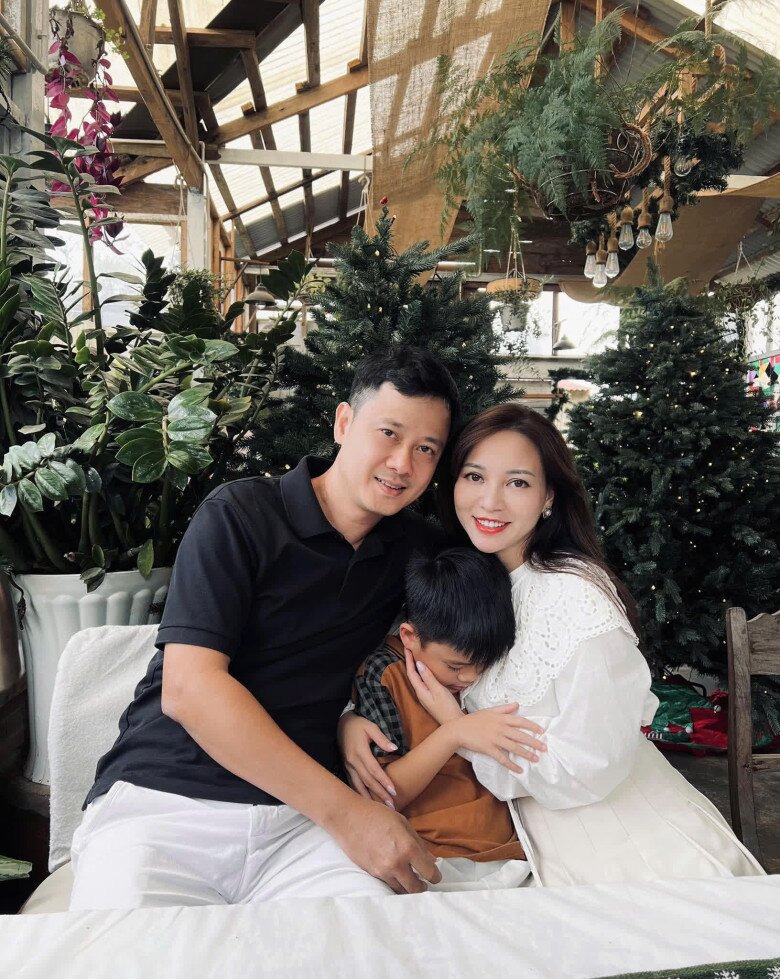 Phú bà Vbiz khoe khoảnh khắc mang bầu “tuyệt đối điện ảnh” bên chồng điển trai, U50 qua 1 lần sinh nở vẫn đẹp phát sáng - 4