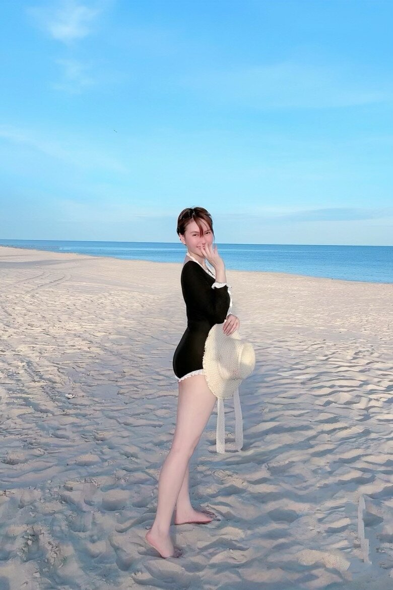 Lần đầu diện đồ ngắn cũn cỡn, bó sát sau 5 tháng sinh con, diễn viên Hương Giang để lộ vóc dáng thật - 4