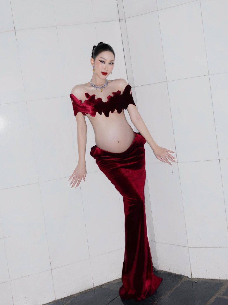 Người mẫu Việt lộ cặp &#34;tuyết lê&#34; đẹp ná thở khi đi sự kiện, dân tình không tin nổi cô đang mang bầu 8 tháng vì quá thon gọn - 3