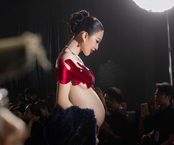 Người mẫu Việt lộ cặp &#34;tuyết lê&#34; đẹp ná thở khi đi sự kiện, dân tình không tin nổi cô đang mang bầu 8 tháng vì quá thon gọn - 1