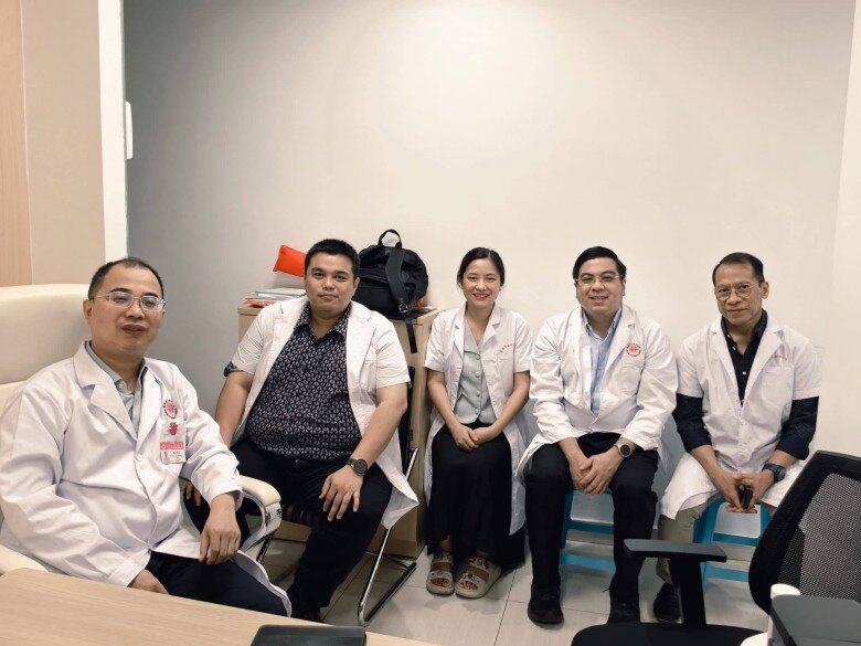 Bác sĩ sản khoa gây sốt với “nghề tay trái” dịch cabin: “Còn nhiều đồng nghiệp giỏi ngoại ngữ và chuyên môn cũng đang cống hiến thầm lặng” - 7