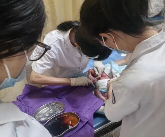 Chồng run rẩy cầu cứu vì vợ đẻ rớt trên ô tô, em bé sinh ra hồng hào đáng yêu khiến netizen tan chảy - 1