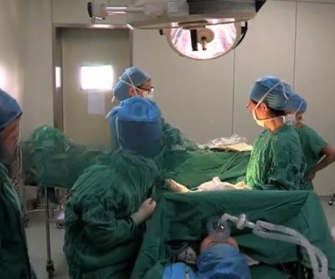 Vợ đau đẻ vật vã nhưng không được phép sinh vì chồng bắt đợi giờ đẹp, em bé chào đời toàn thân tím tái - 1