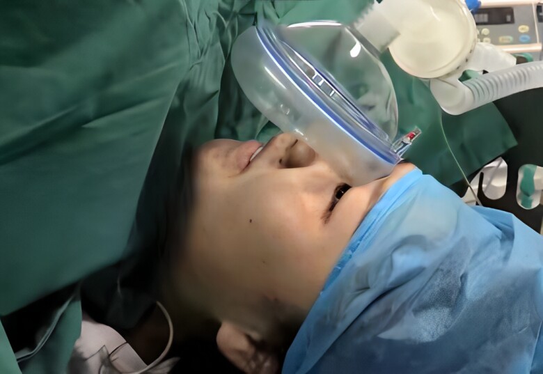Vợ đau đẻ vật vã nhưng không được phép sinh vì chồng bắt đợi giờ đẹp, em bé chào đời toàn thân tím tái - 2